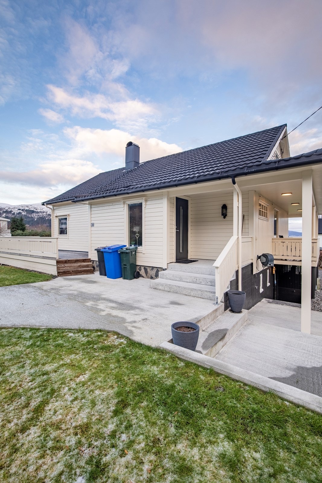 Overbygd inngangsparti på sydsiden av boligen Galleribilde