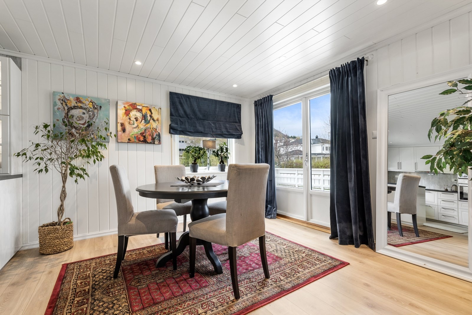 Ved kjøkkenet er det god plass til en stor spisegruppe | her er det også utgang til veranda Galleribilde