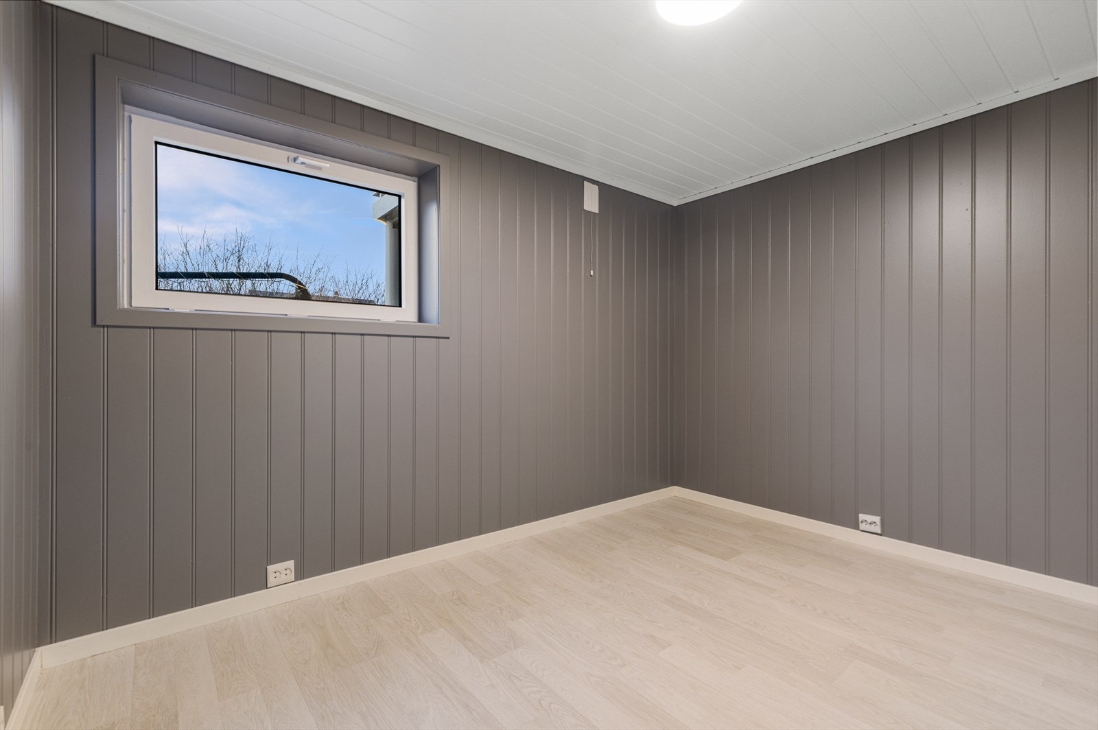 Soverom 1 i kjelleretasjen | rommet har ikke godkjente rømmingsvinduer Galleribilde