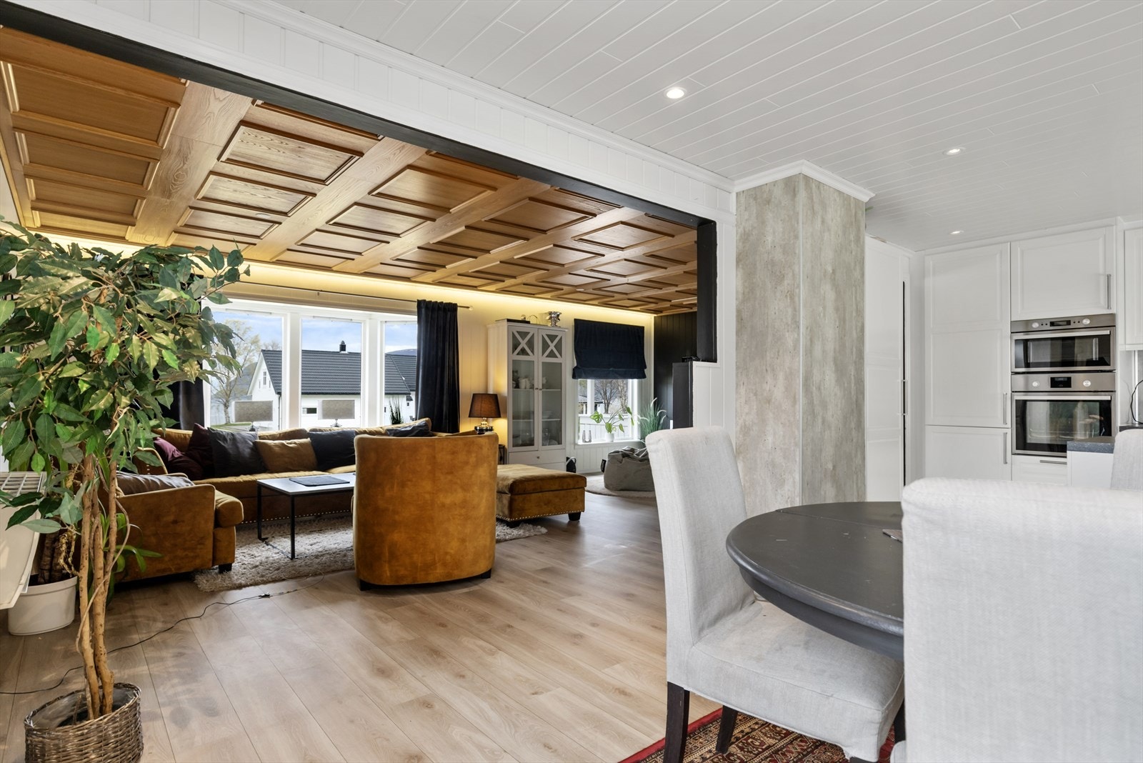 Stue og spisestue i hovedetasjen Galleribilde