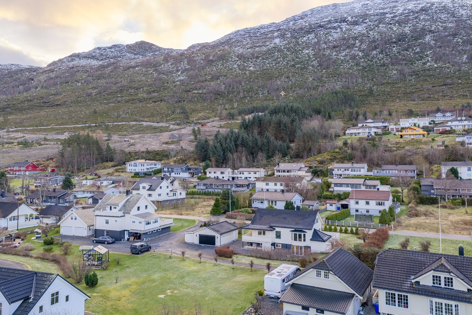 Frittliggende enebolig beliggende i et etablert, rolig og barnevennlig område sentralt på Hareid Galleribilde