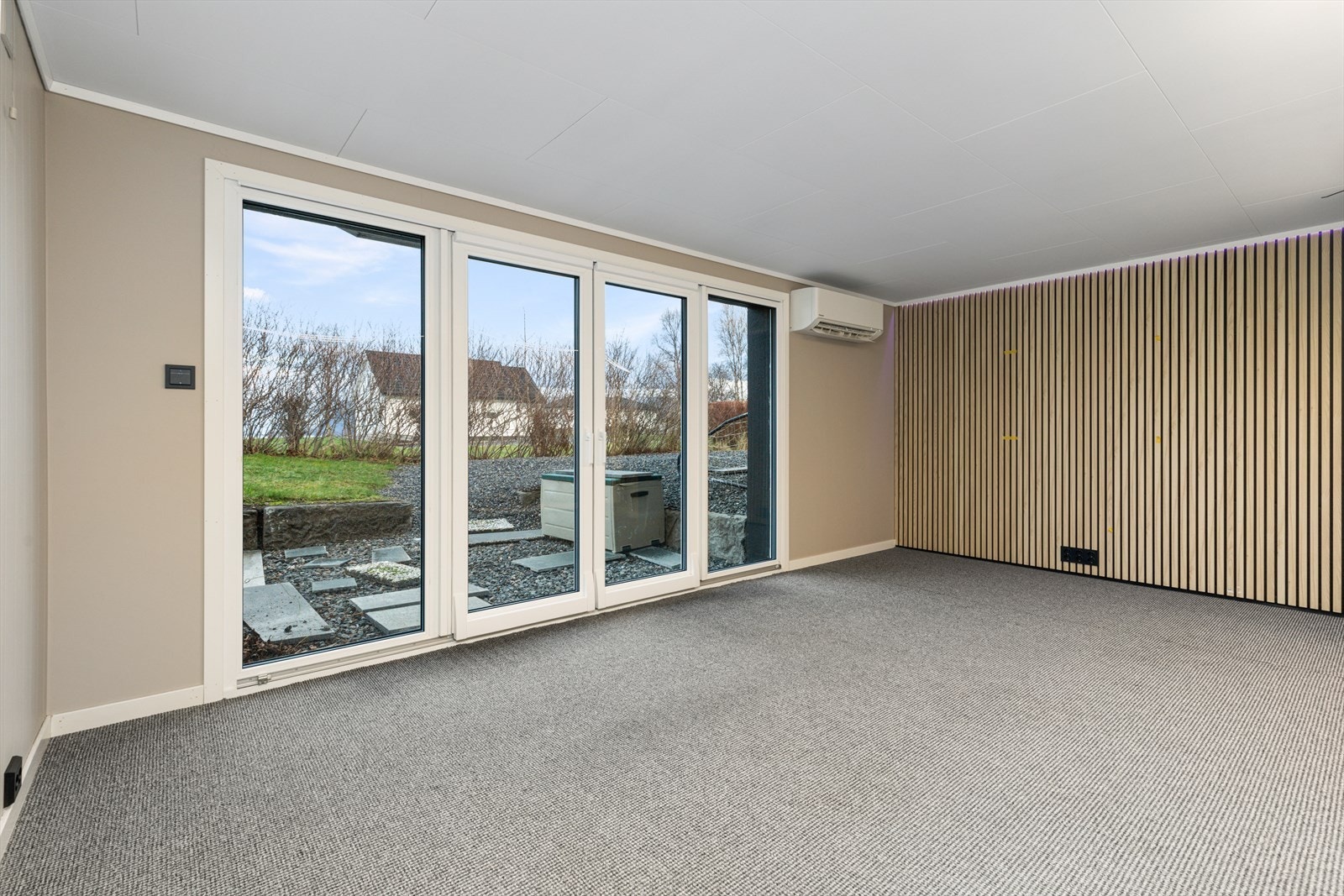 Stue i kjelleretasjen | varmepumpe er montert her Galleribilde