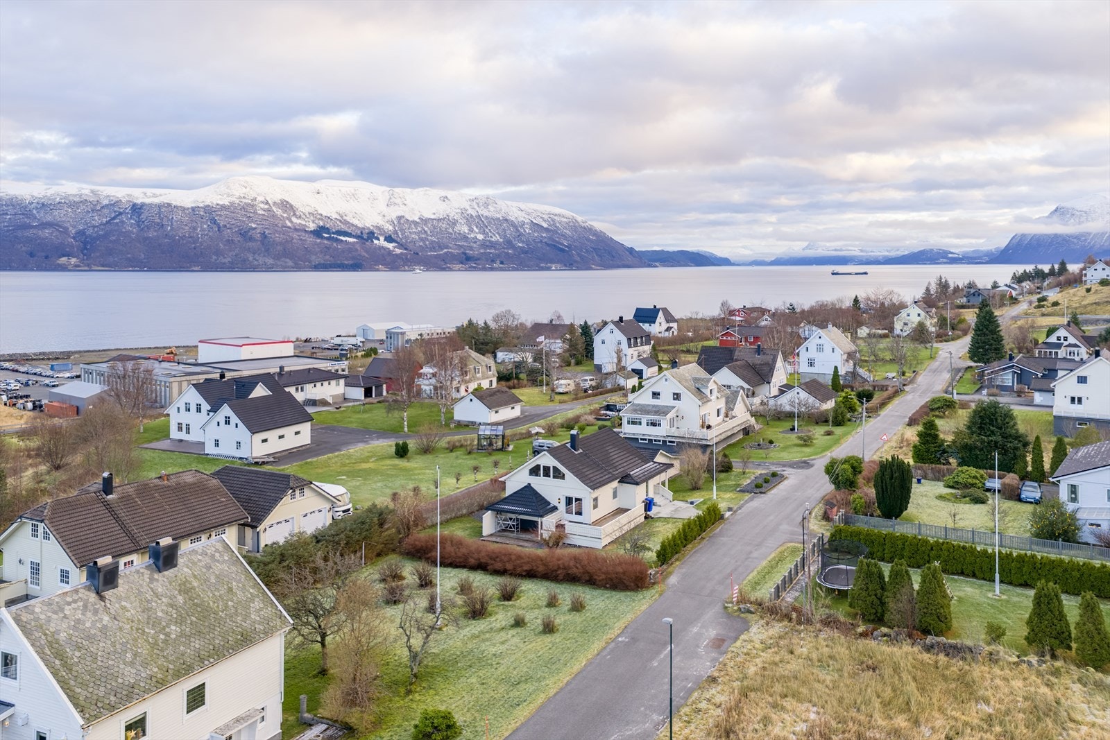 Boligen ligger langs Plassane på Hareid, med gangavstand til barnehage og ellers kort vei til skoler, idrettsanlegg og Hareid sentrum Galleribilde