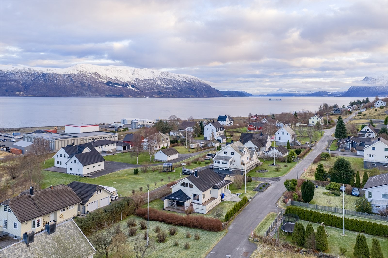 Boligen har byggeår 1963, ble tilbygget i 1992 og har i dag et samlet BRA-i på 219 m² Galleribilde