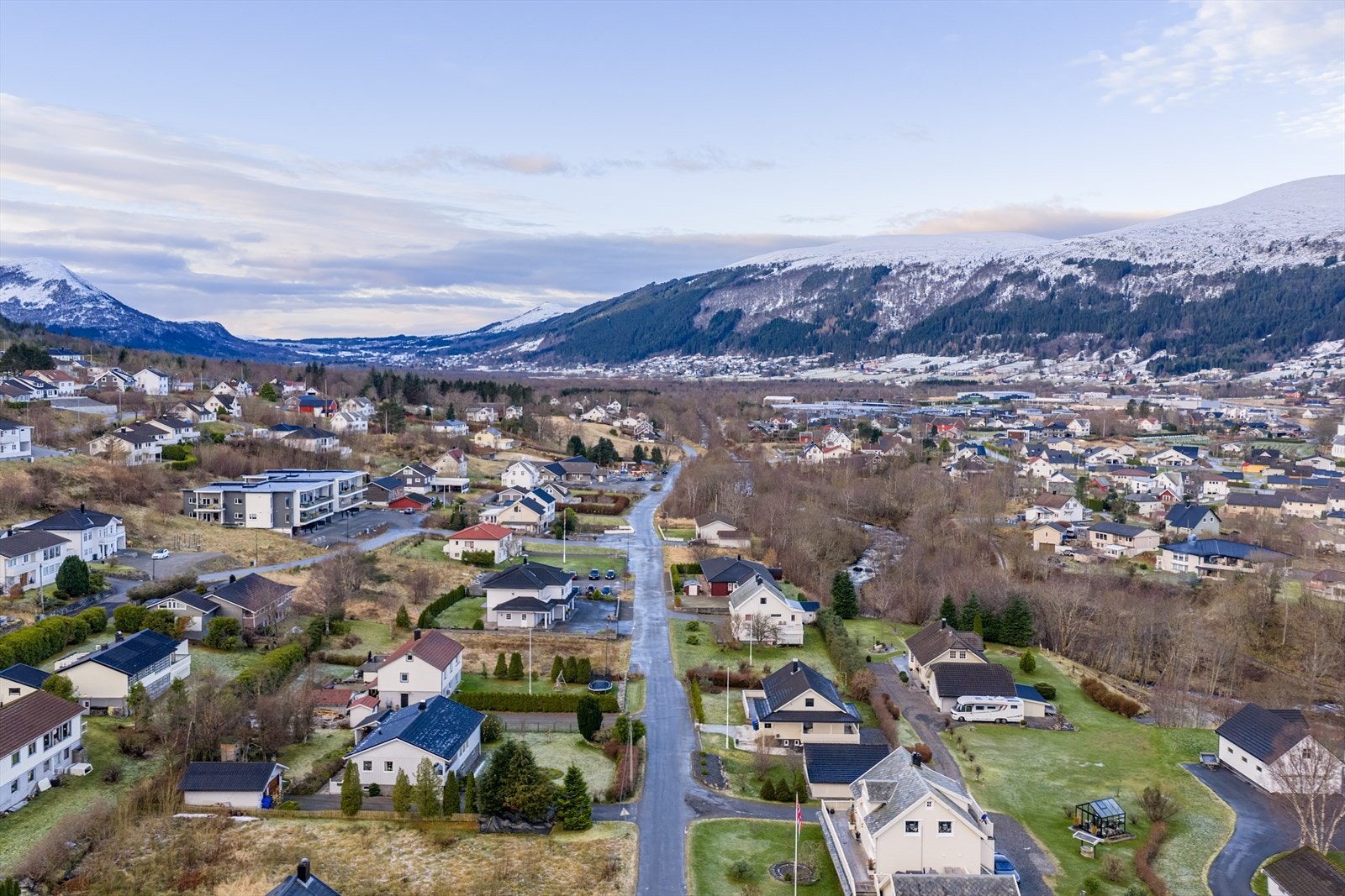 Boligen ligger langs Plassane på Hareid, med gangavstand til barnehage og ellers kort vei til skoler, idrettsanlegg og Hareid sentrum Galleribilde