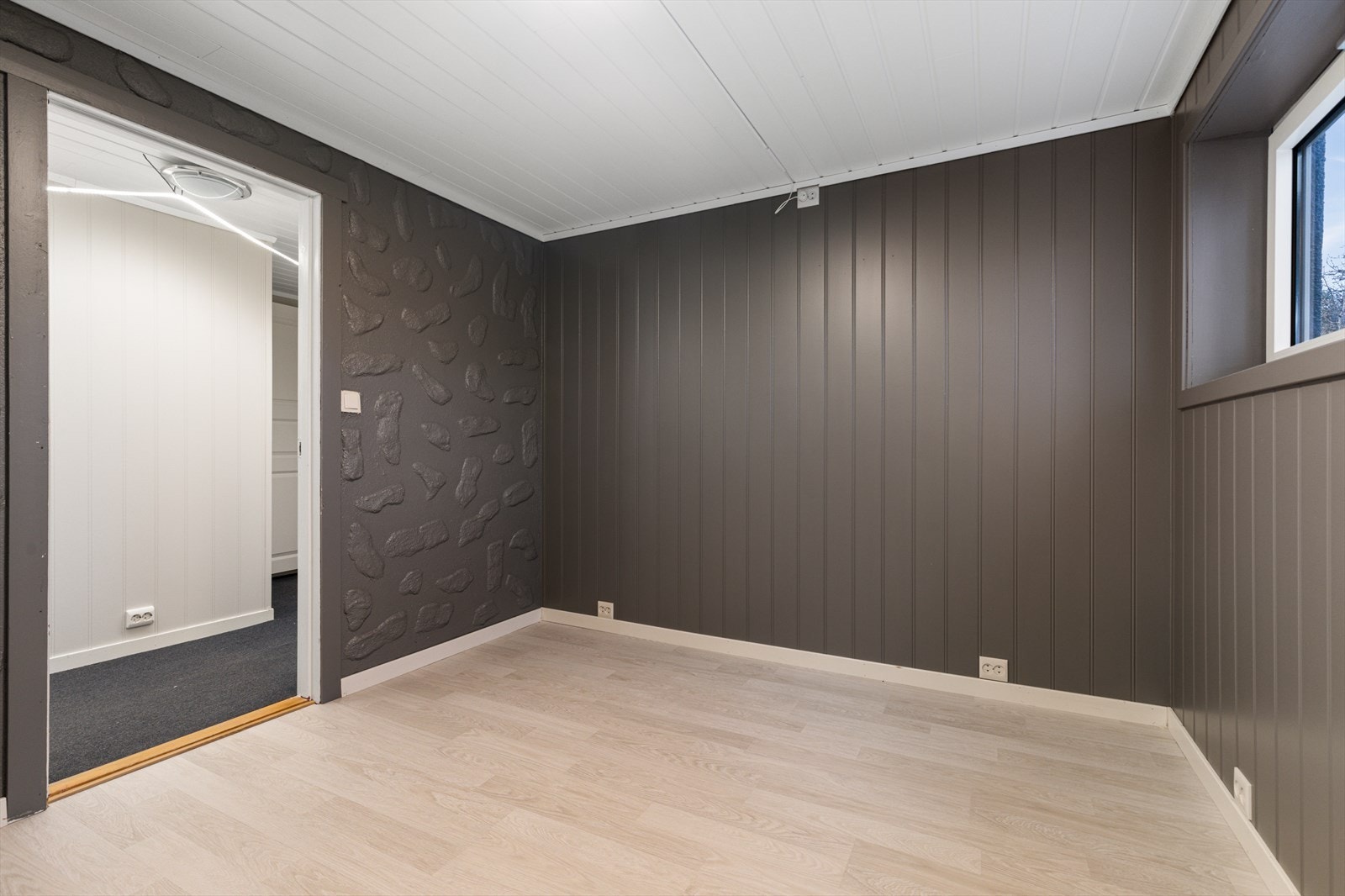 Soverom 1 i kjelleretasjen | rommet har ikke godkjente rømmingsvinduer Galleribilde