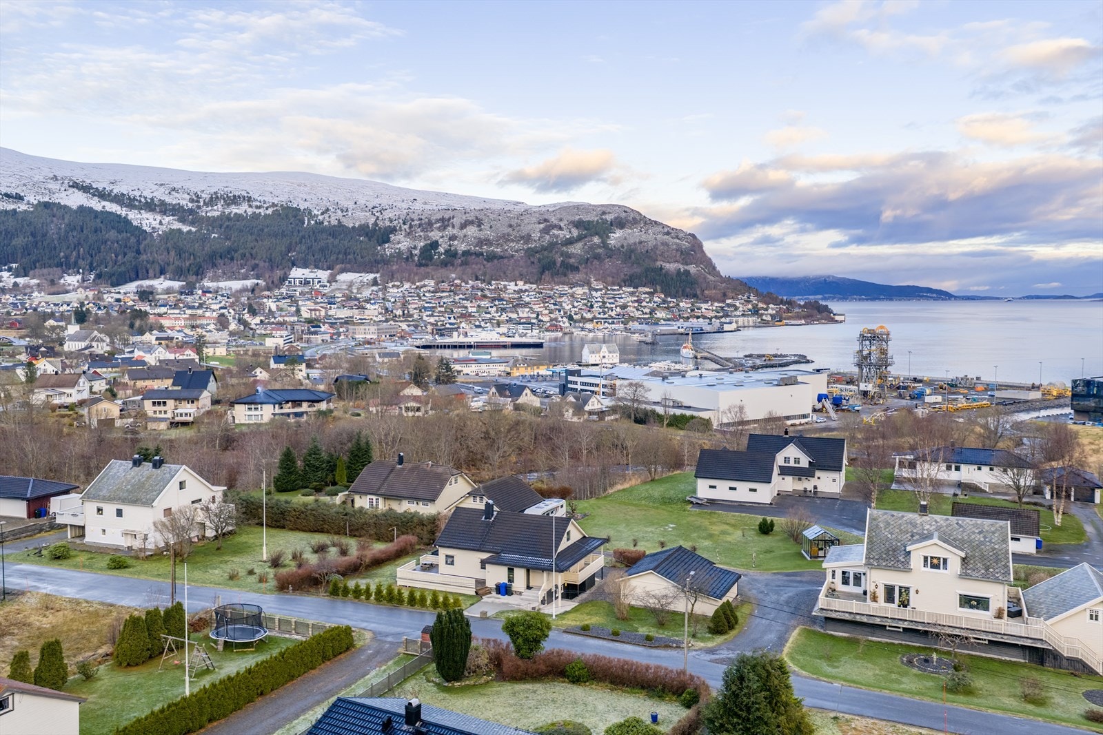 Boligen ligger langs Plassane på Hareid, med gangavstand til barnehage og ellers kort vei til skoler, idrettsanlegg og Hareid sentrum Galleribilde