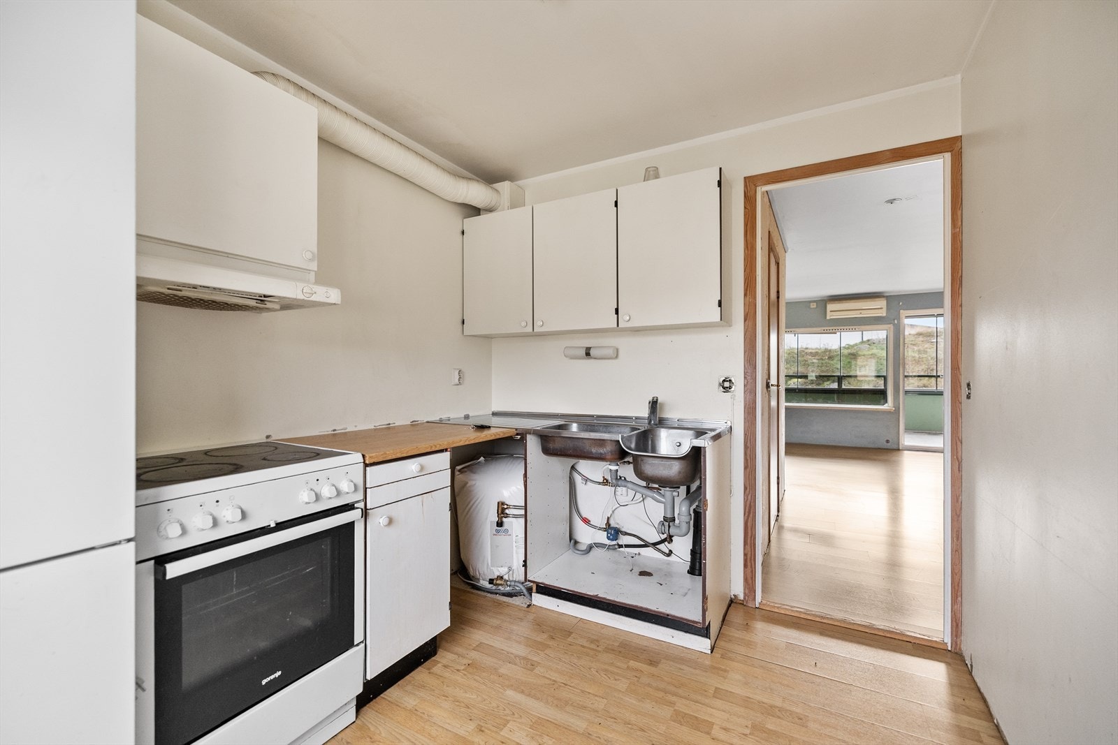 Kjøkkenet har innredning med glatte fronter og benkeplatene er av laminat. Det er avtrekk via sentralt avtrekksanlegg i bygget. Galleribilde