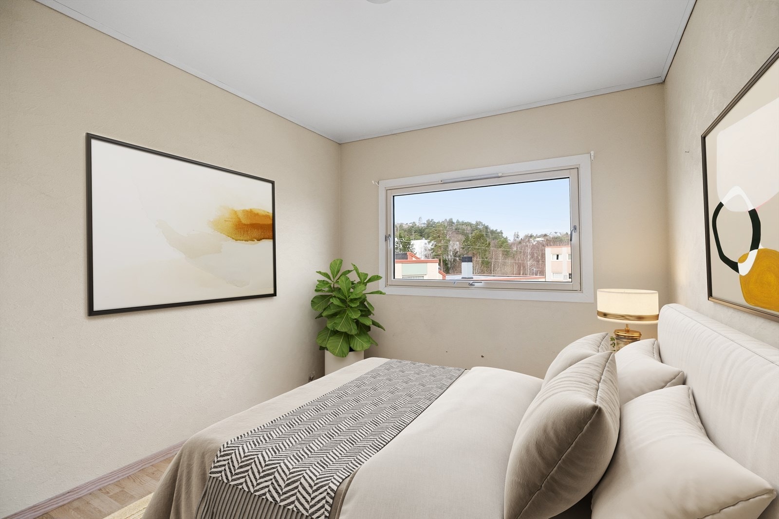 Soverommet fremstår lyst og romslig, med god plass til både dobbeltseng, nattbord og eventuelt ekstra oppbevaring. Den gode romstørrelsen gir fleksible møbleringsmuligheter og gjør det enkelt å tilpasse rommet etter egne behov. Galleribilde