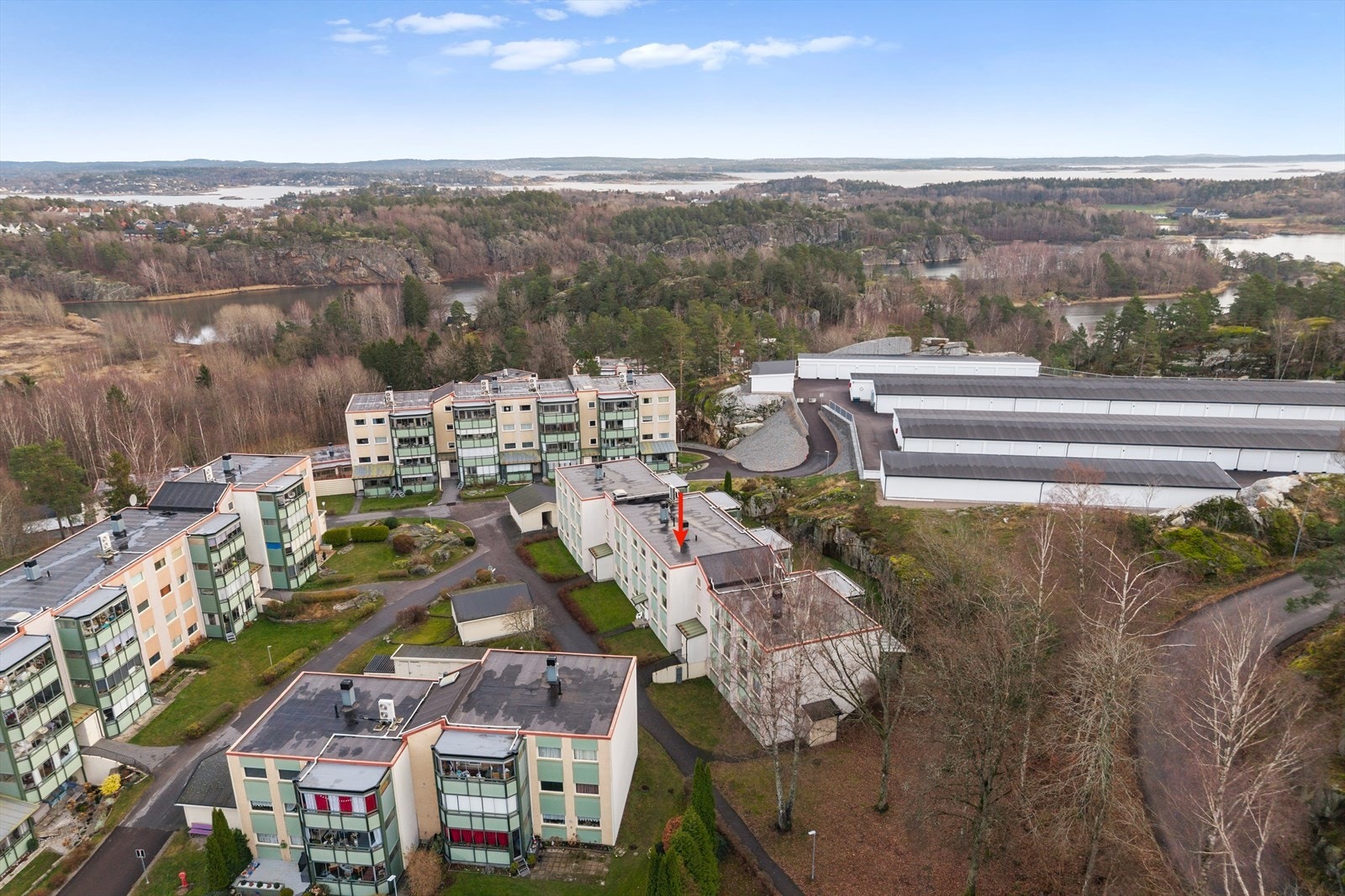 Bare få minutters gange unna finner du sjøen ved Djupsund,og Ikke langt unna ligger også Vesterøya som er kjent for sine flotte badeplasser, svaberg og naturskjønne turstier langs kyststien. Galleribilde