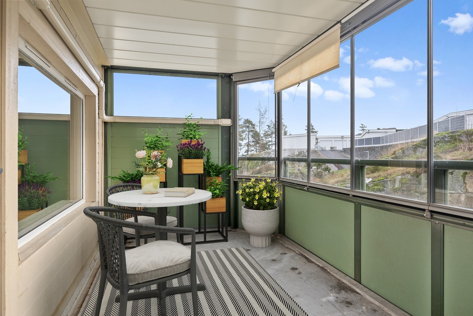 Fra stuen er det utgang til en romslig og innglasset balkong på hele ca. 13 kvm - et herlig uterom som kan brukes store deler av året. Galleribilde