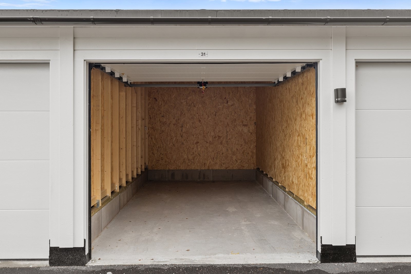 Garasjen gir også mulighet for installasjon av elbillader, slik at du enkelt kan tilpasse for fremtidens behov. Galleribilde