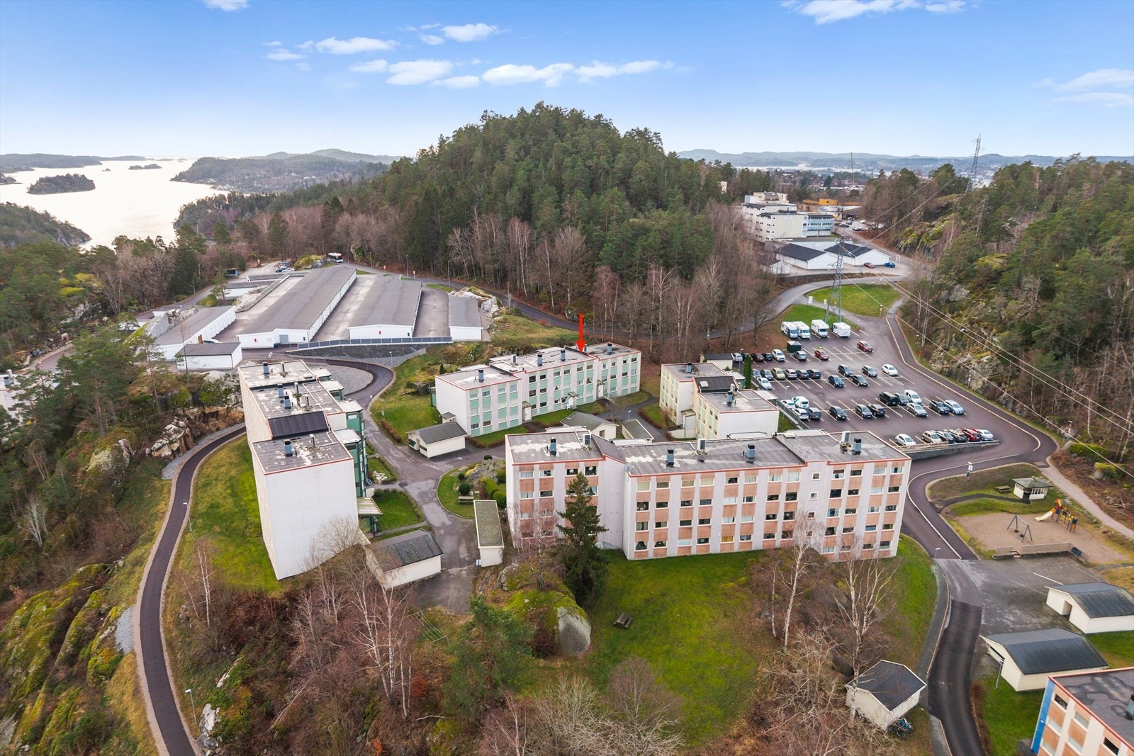 Nabolaget byr på flere lekeplasser, grønne fellesområder og kort vei til fotballbane og populære rekreasjonsområder. Galleribilde