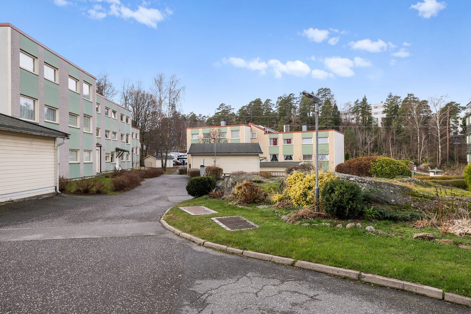 Tomten i borettslaget er pent opparbeidet og gir et flott førsteinntrykk. Her finner du asfalterte adkomstveier, romslige parkeringsplasser og velstelte grøntområder. Galleribilde