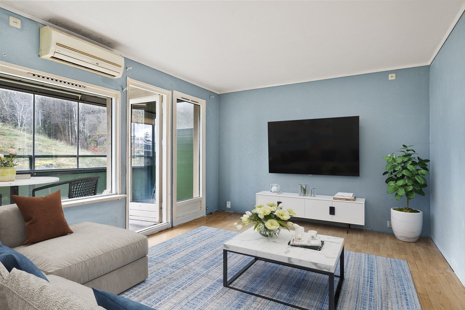 Store vindusflater sørger for rikelig med naturlig lys og skaper en lys og luftig romfølelse gjennom hele dagen. Det gjøres oppmerksom på at bildene med møbler er rigget for illustrasjonsformål og ment å vise mulig møblering og bruk av rommet. Galleribilde