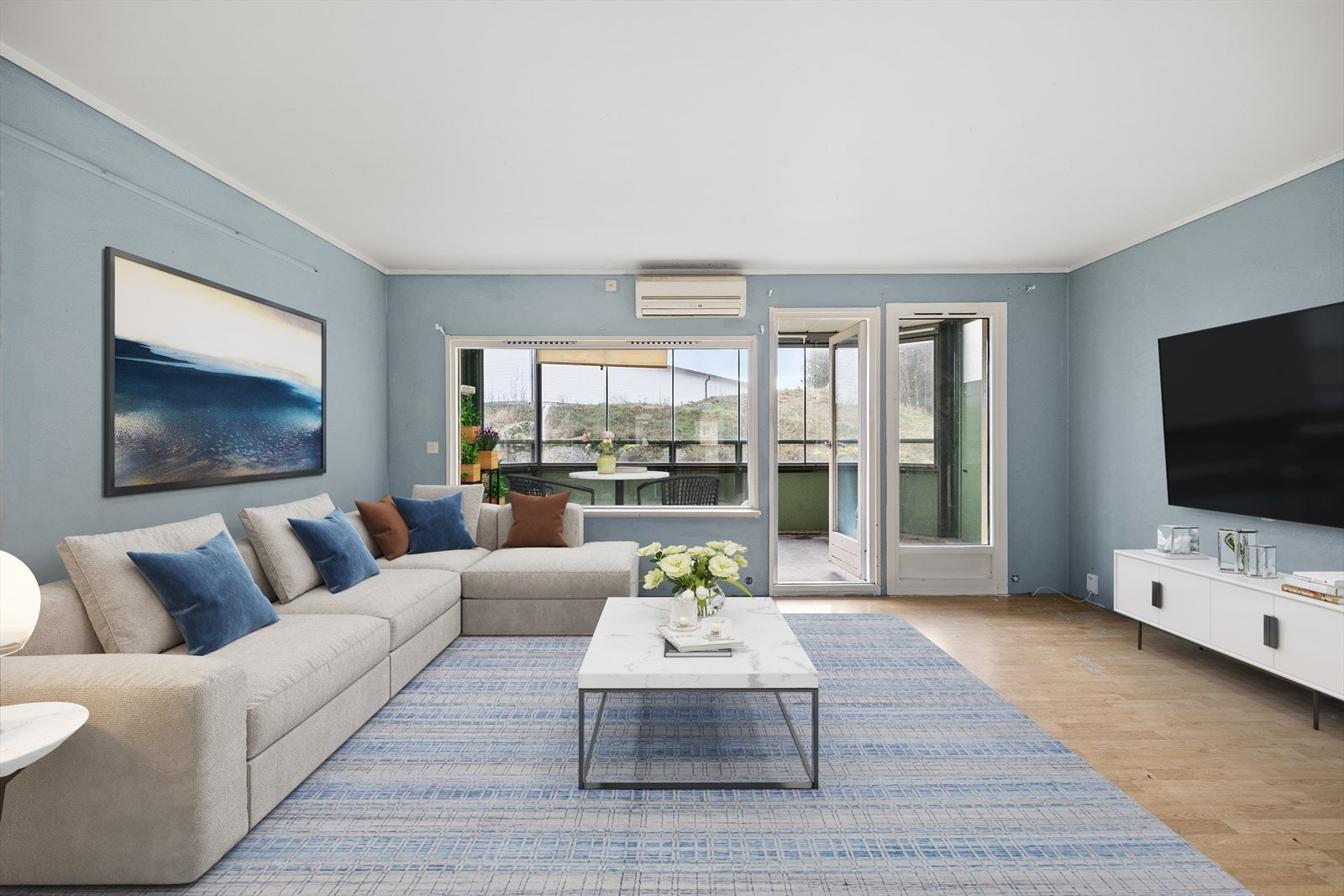 Stuen har en praktisk og romslig utforming som gir gode møbleringsmuligheter. Galleribilde