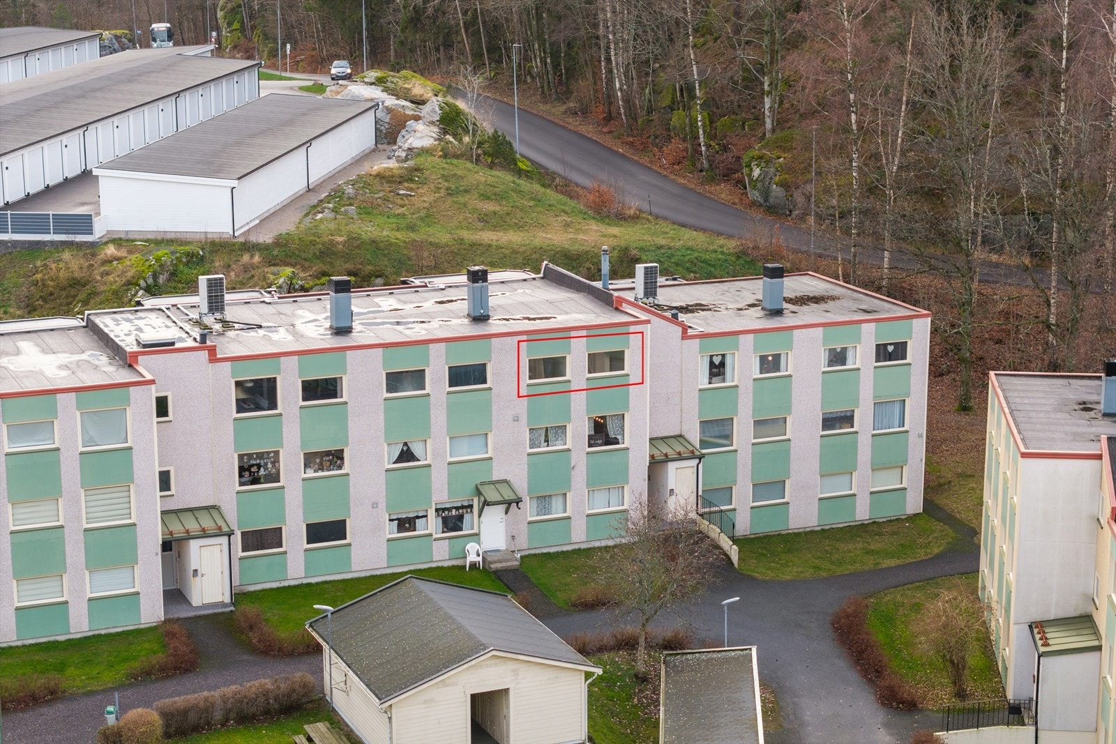 Leiligheten ligger i byggets toppetasje, noe som gir en skjermet og rolig beliggenhet uten overliggende naboer. Galleribilde