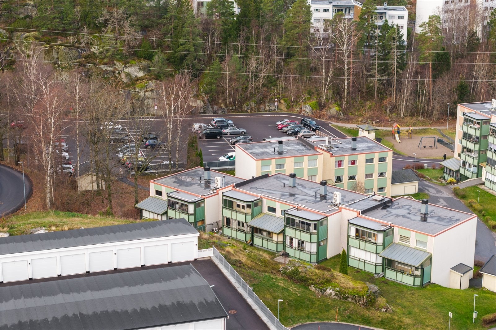Uteområdet består av en harmonisk kombinasjon av naturtomt og tilrettelagt hage med velholdt plen, prydbusker og trær som skaper et grønt, rolig og hyggelig nærmiljø. Her kan du nyte solrike dager utendørs i trivelige omgivelser. Galleribilde