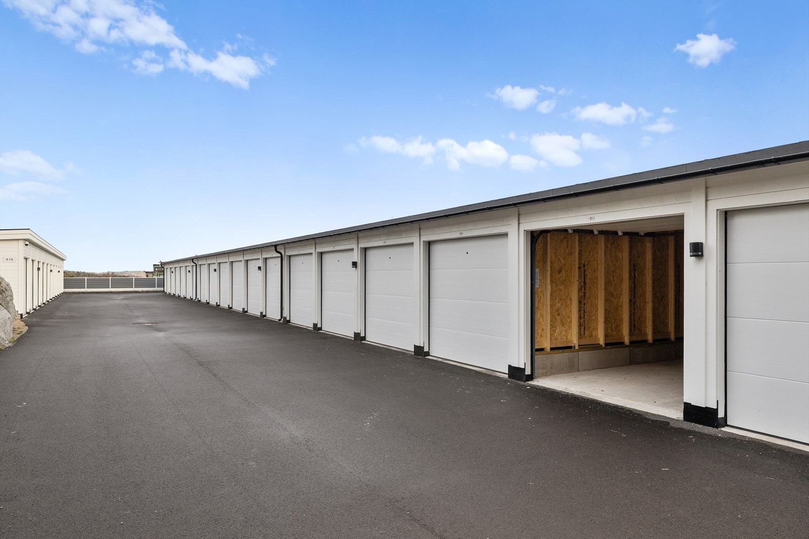 Med boligen følger en egen garasje i rekke - perfekt for trygg parkering og ekstra lagringsplass. Galleribilde