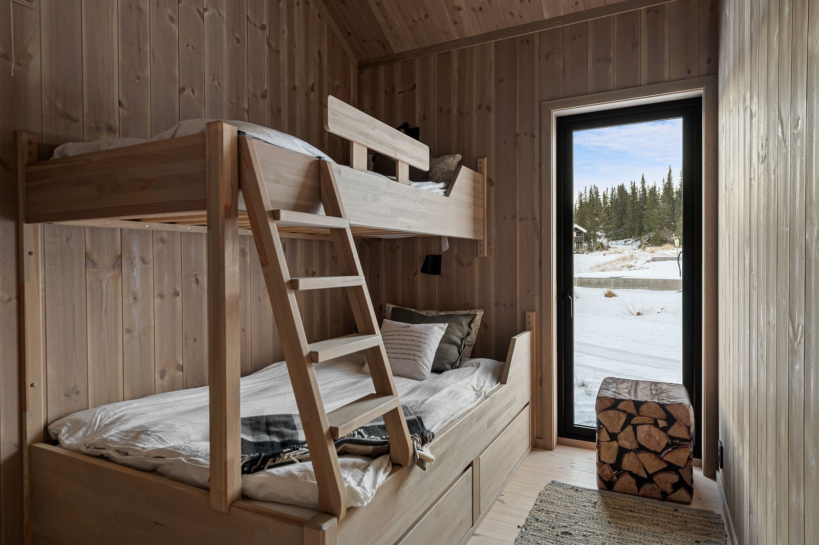 Det andre soverommet er også innredet med praktiske køyesenger med oppbevaring under. Galleribilde