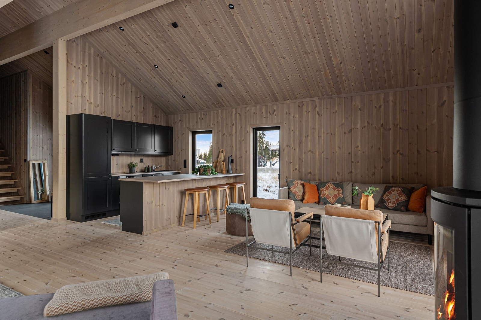 Kjøkkenet er sosialt utformet med en øy som inviterer til samvær under matlagingen. Galleribilde