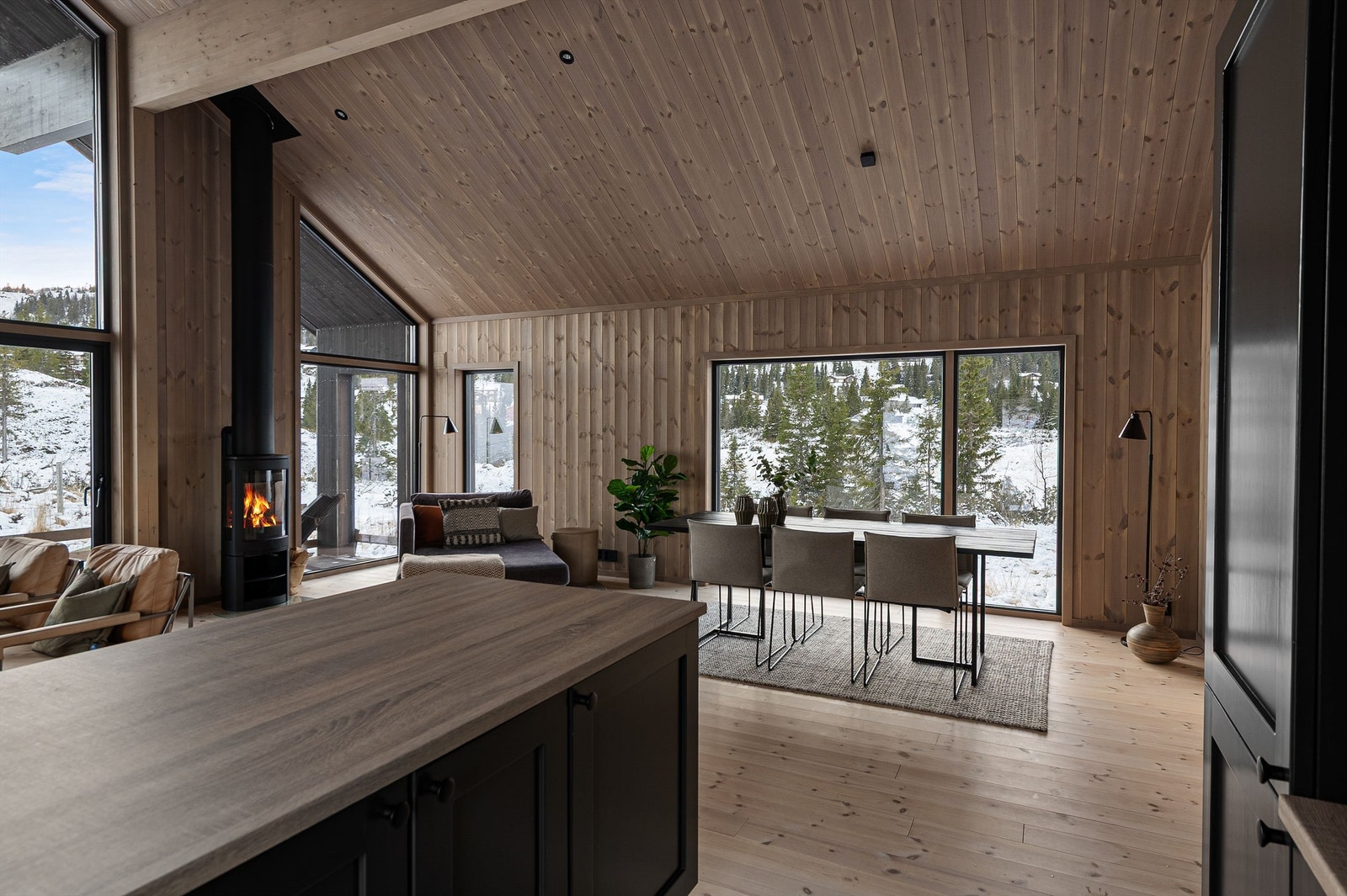 Allrommet har flere soner for både avslapning, måltider og sosialt samvær. Galleribilde