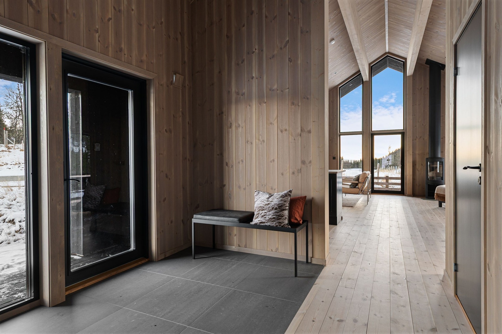 Fra inngangspartiet ser man rett inn i det åpne og lyse hovedrommet. Galleribilde