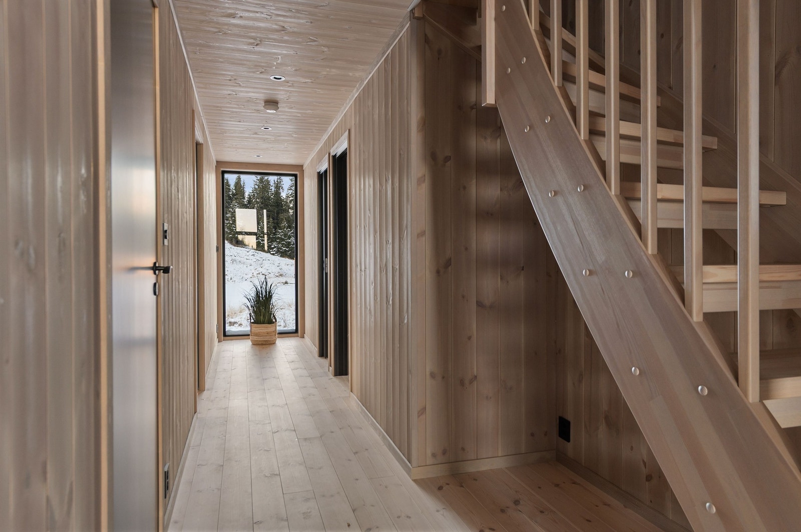 Trappen opp til hemsen er solid bygget i tre. Galleribilde