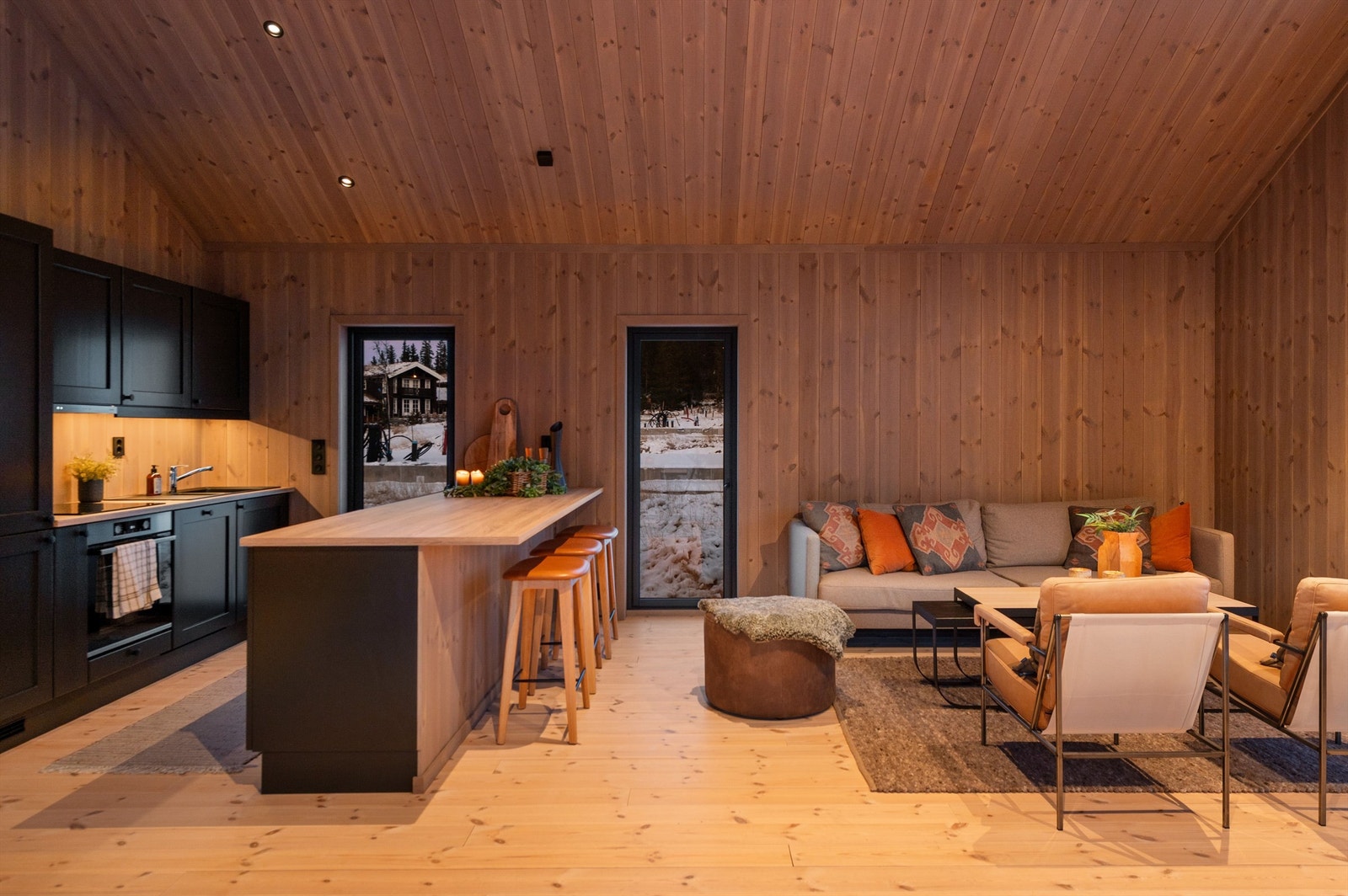 Den åpne planløsningen gjør hytta ideell for å samle familie og venner. Galleribilde