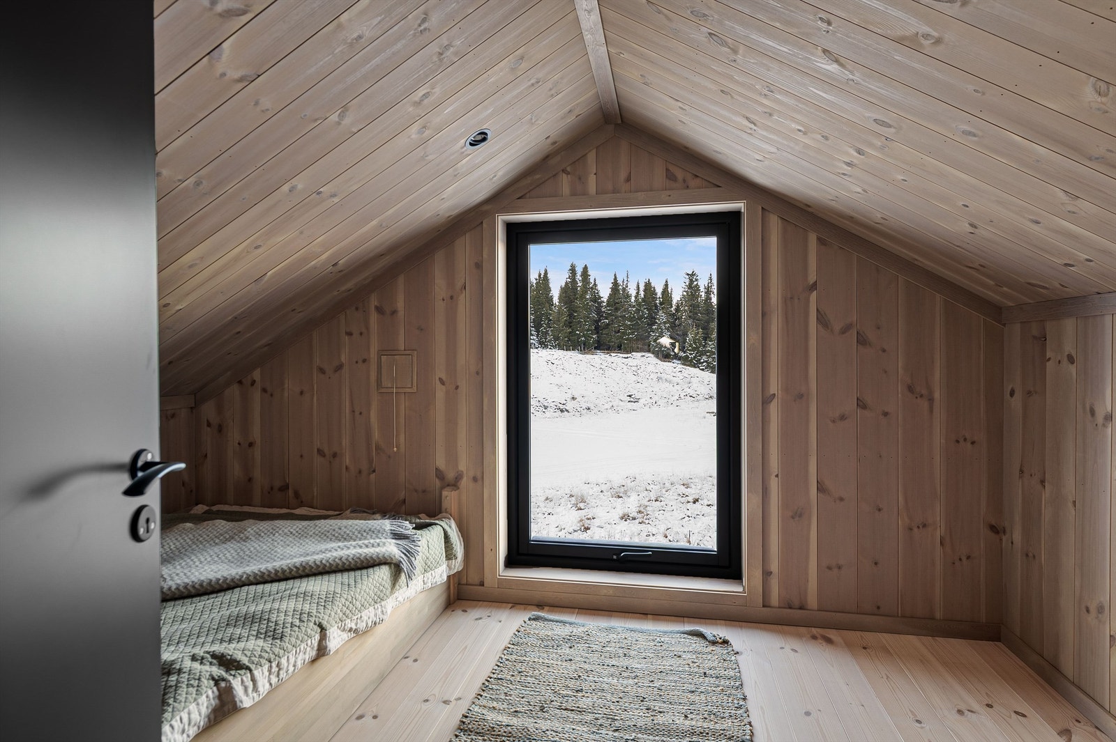 Vinduet på hemsen gir lys og utsikt fra det øvre planet. Galleribilde