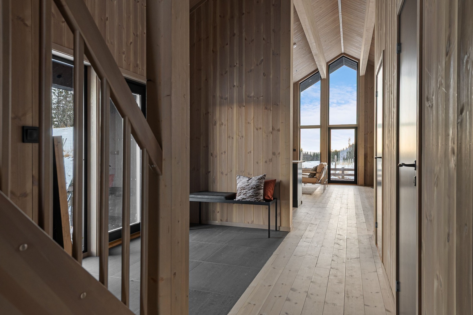 Entréen har flislagt gulv og god plass til å sette fra seg yttertøy og sko. Galleribilde