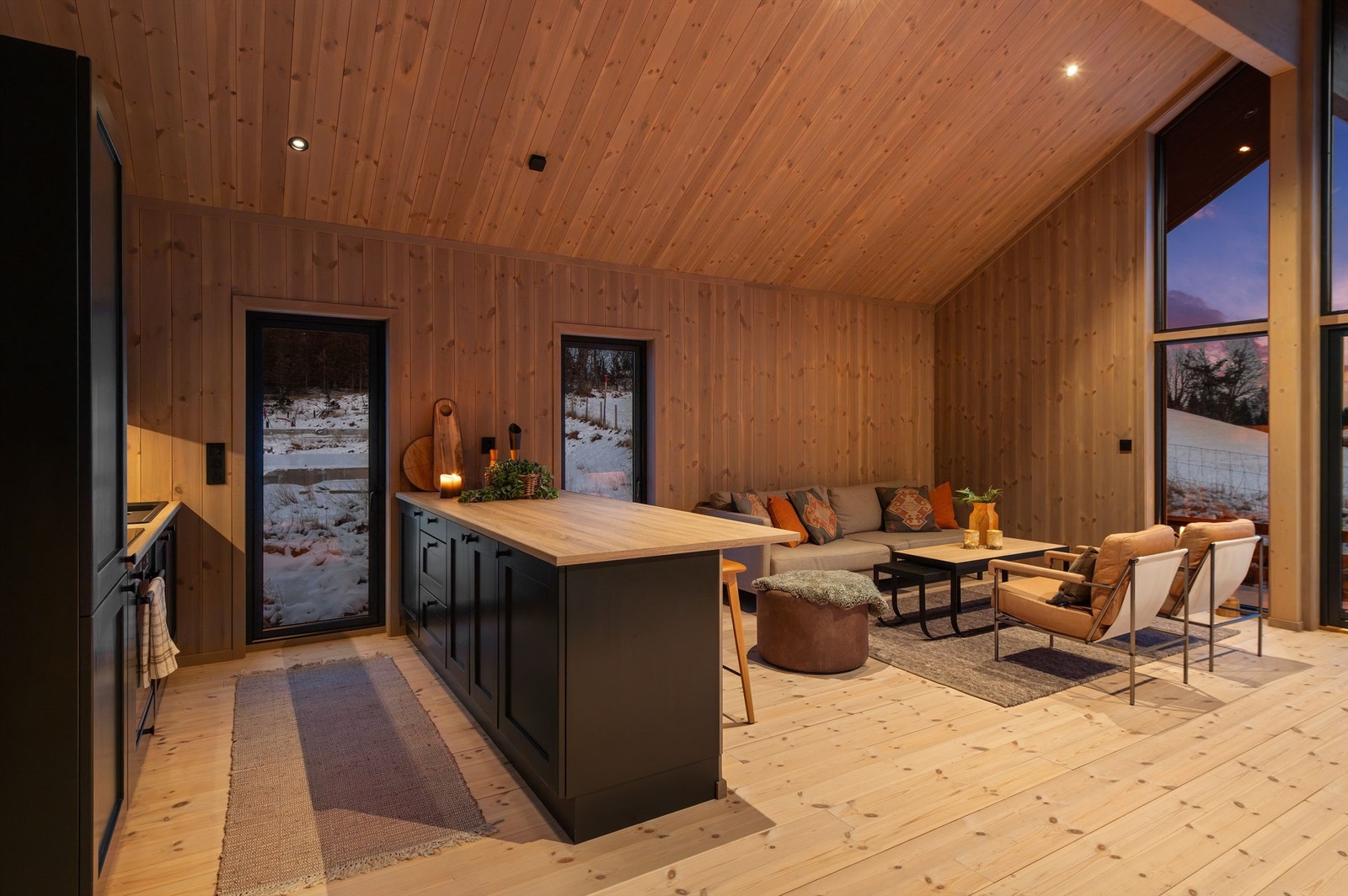 Kjøkkenet er plassert slik at man kan være sosial med gjestene i stuen under matlaging. Galleribilde