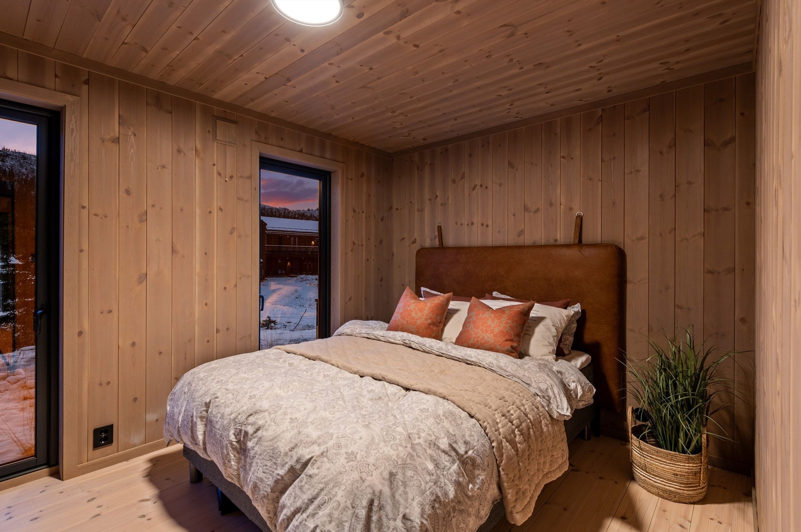 Hovedsoverommet har en rolig og behagelig atmosfære for en god natts søvn. Galleribilde