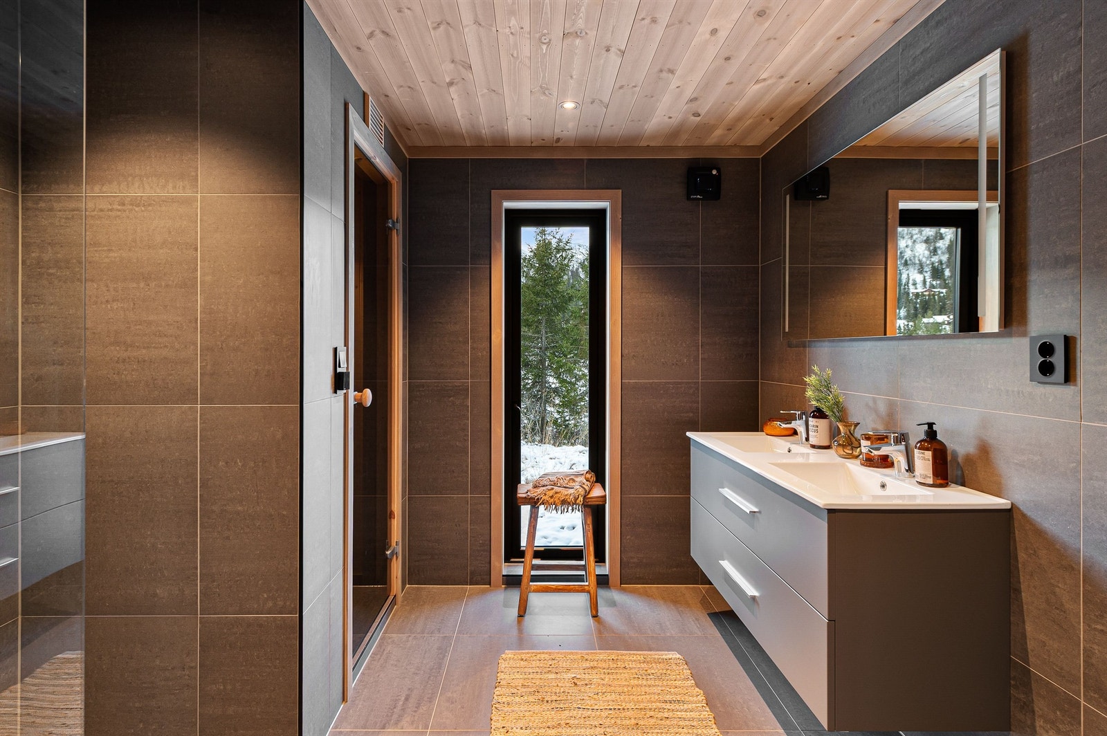 Fra det flislagte badet er det direkte inngang til en romslig badstue. Galleribilde