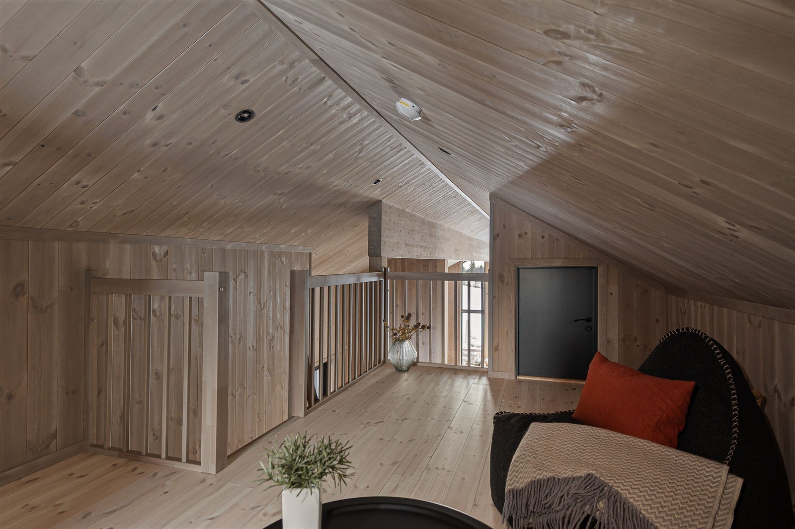 Loftstuen gir en ekstra, tilbaketrukket sone for avslapning eller lek. Galleribilde