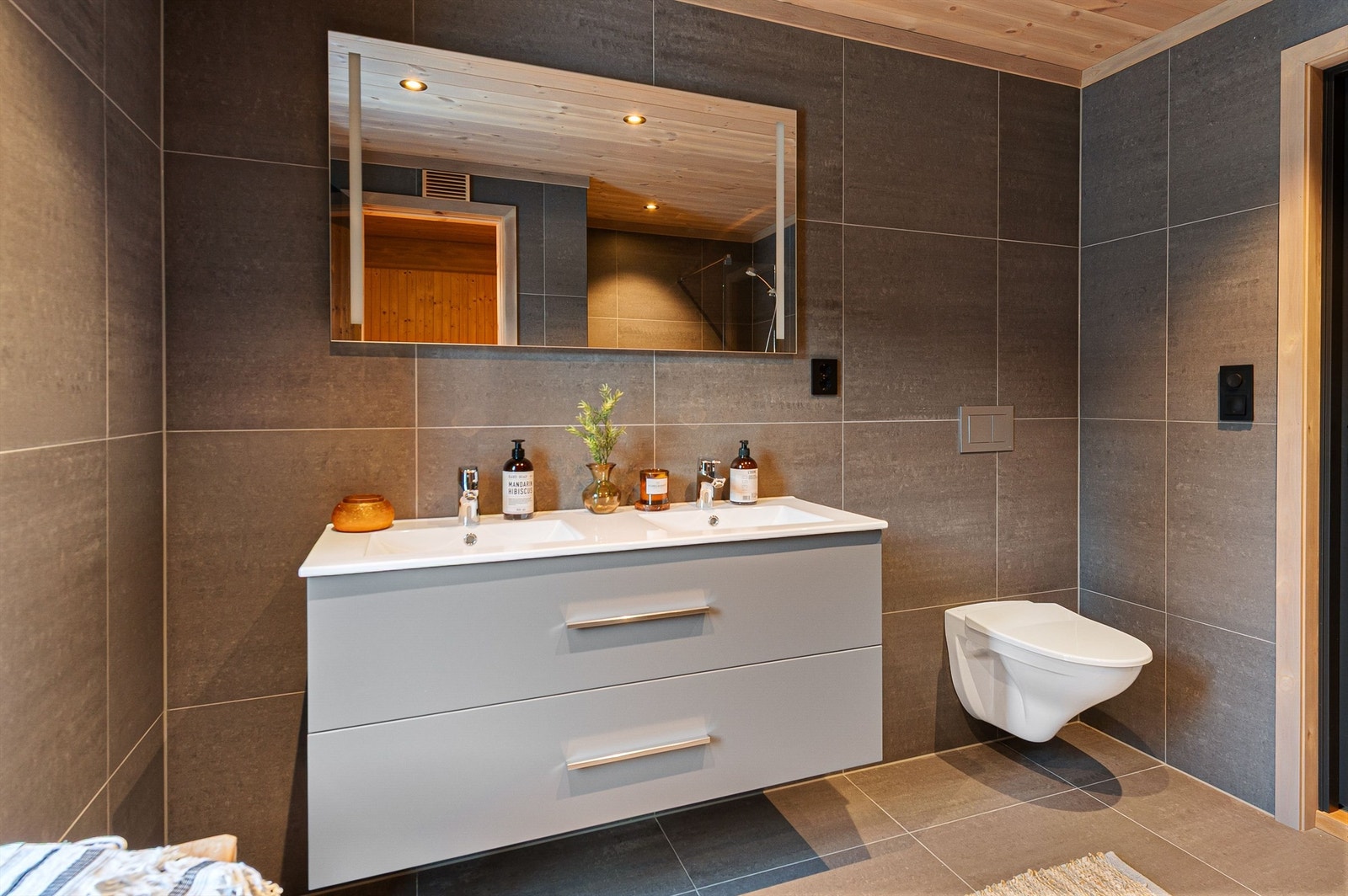 Badet har vegghengt toalett og mekanisk avtrekk for god ventilasjon. Galleribilde