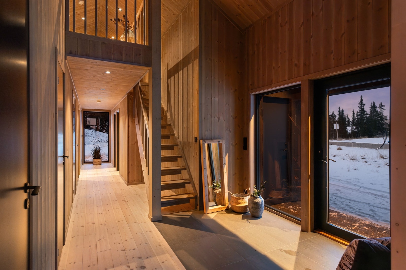 Inngangspartiet er lyst og åpent, med god oversikt mot resten av hytta. Galleribilde