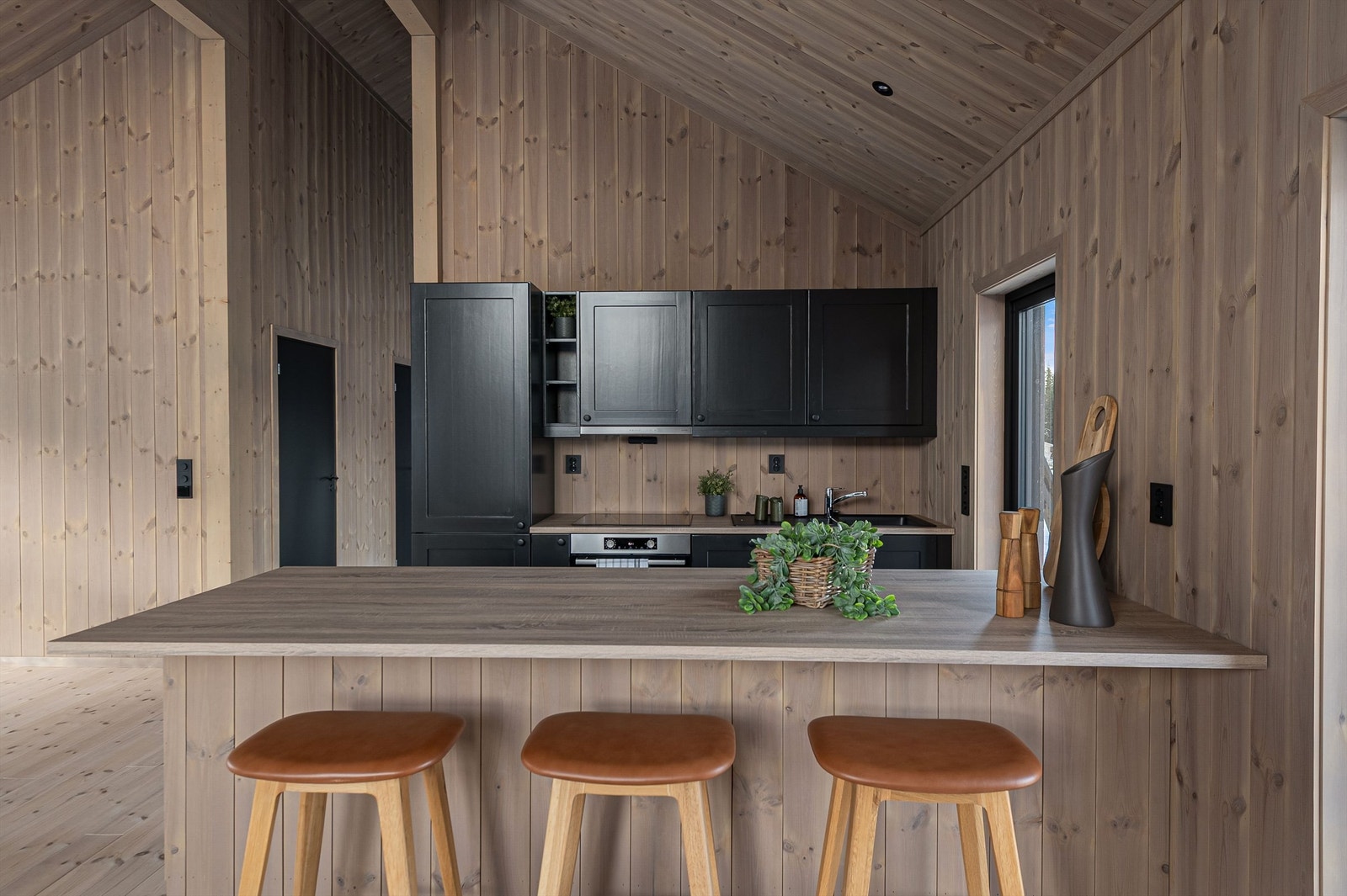 Kjøkkenøya har sitteplasser, perfekt for en rask frokost før skituren. Galleribilde