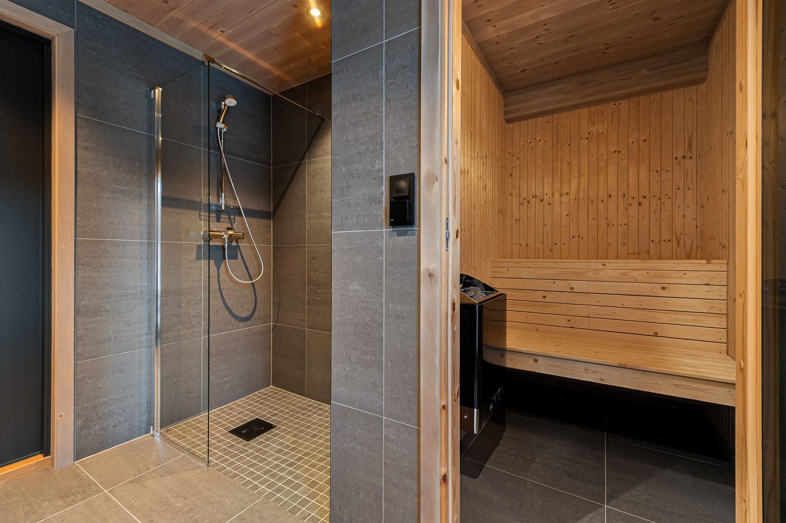 Både dusjnisje og badstue er elegant integrert i baderommet. Galleribilde