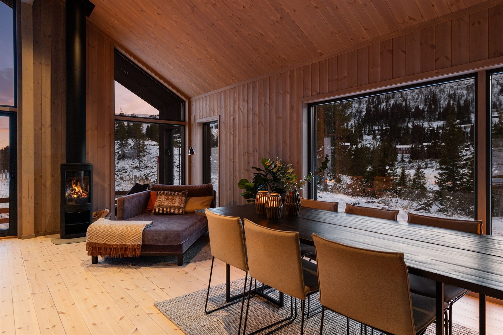 Spisestuen blir et hyggelig samlingspunkt med utsikt mot kveldshimmelen. Galleribilde