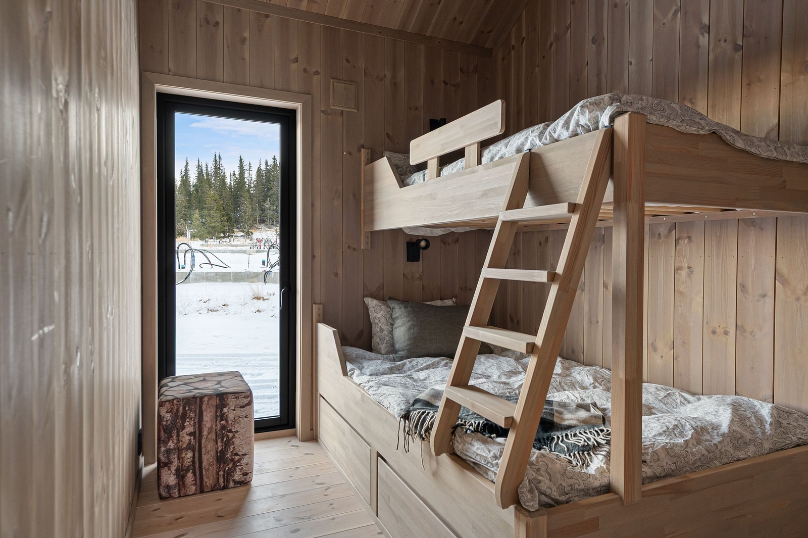 Soverommene er holdt i lyse og nøytrale farger, med panel på veggene. Galleribilde