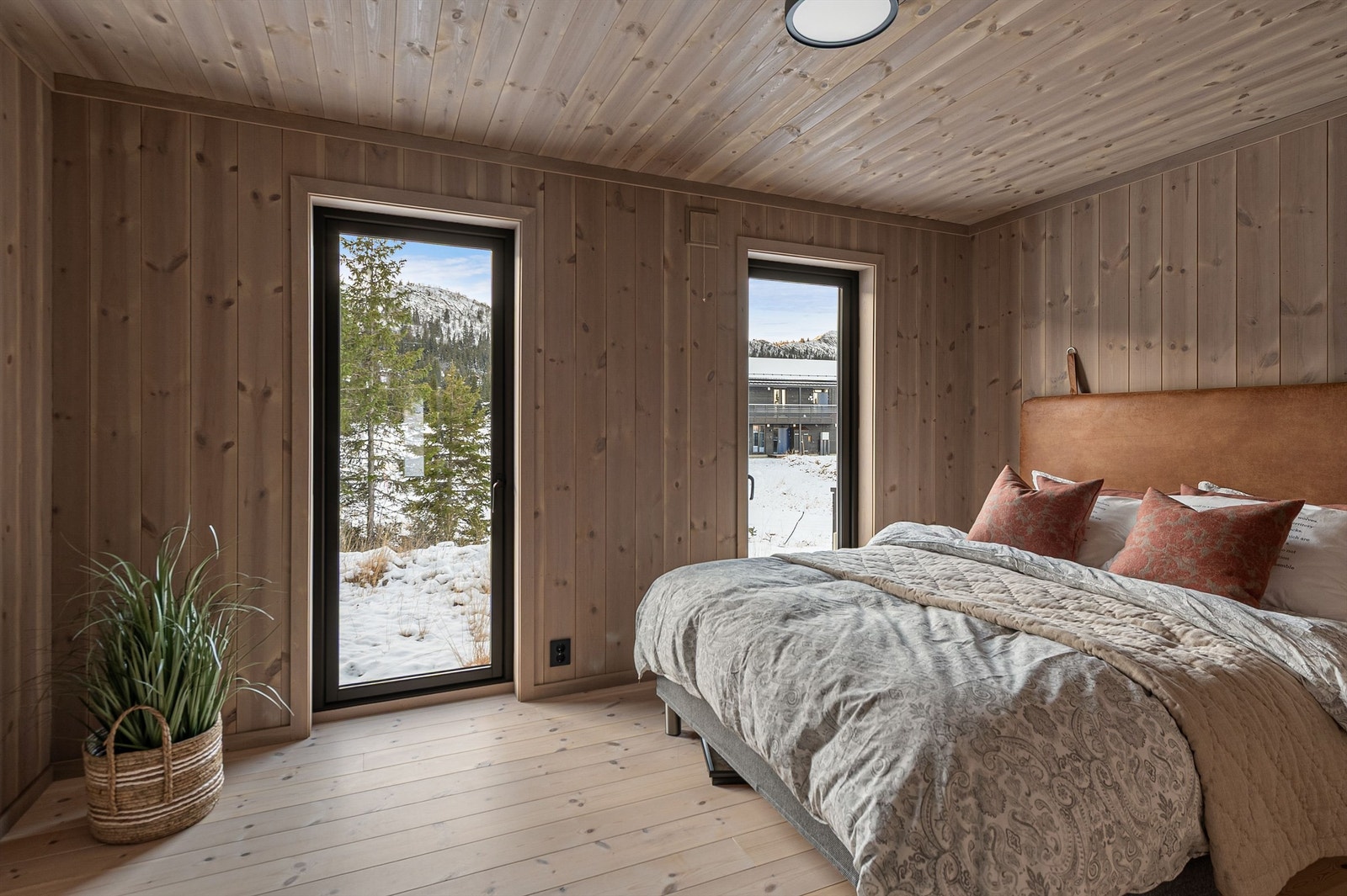 Hytta har totalt tre soverom i første etasje, i tillegg til sovemuligheter på hemsen. Galleribilde