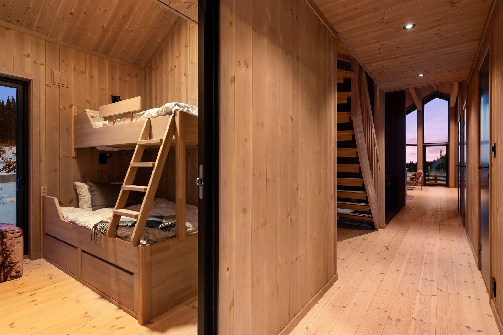 Gangen gir en fin visuell linje gjennom hytta, fra soverom til stue. Galleribilde