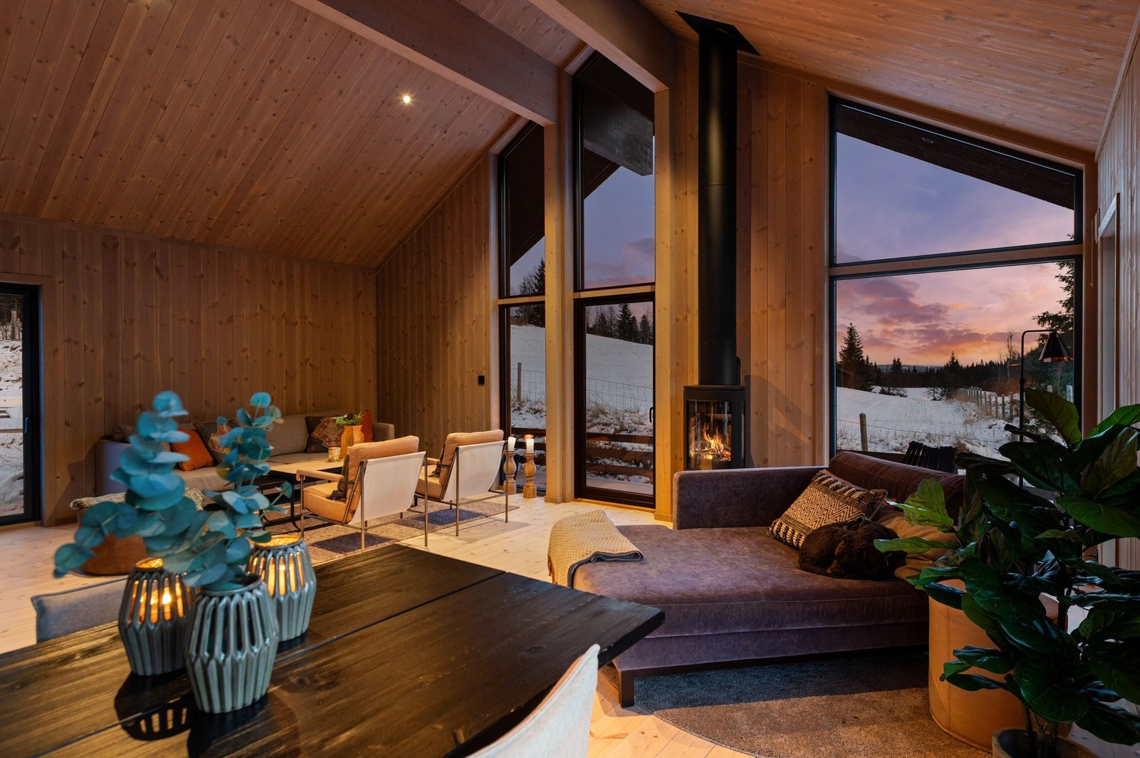 Stuen er romslig nok til flere sittegrupper og soner. Galleribilde