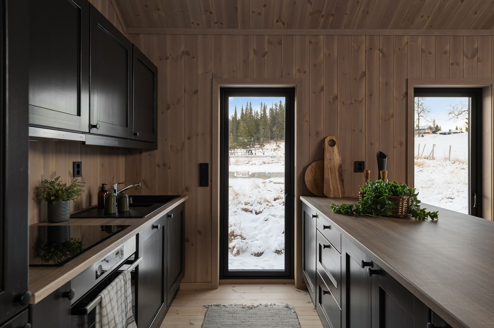 Kjøkkenet er fullt utstyrt med integrert kjøl/frys og oppvaskmaskin. Galleribilde