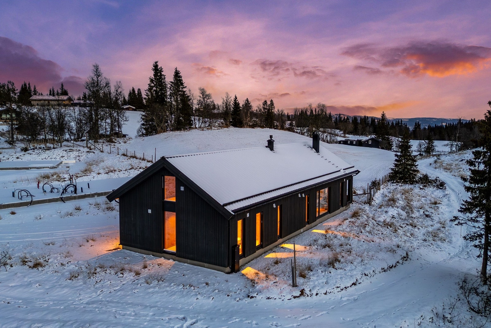 Den mørke kledningen gir en fin kontrast mot det snødekte landskapet. Galleribilde
