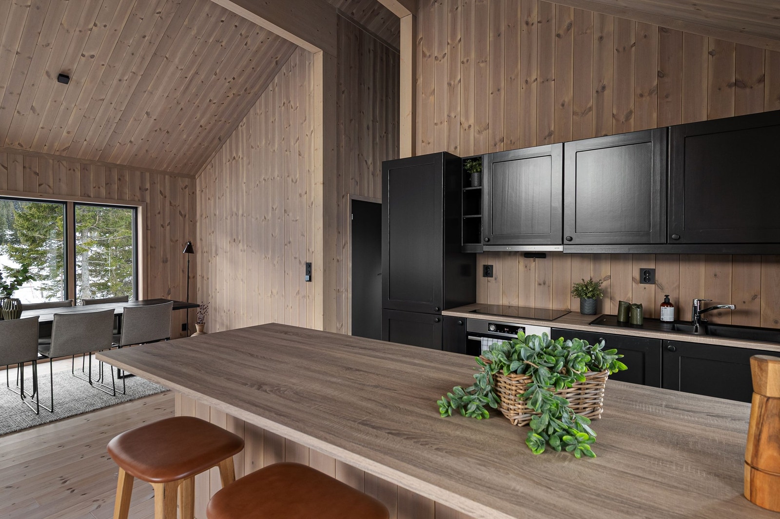 Kjøkkeninnredningen har profilerte fronter og laminert benkeplate. Galleribilde