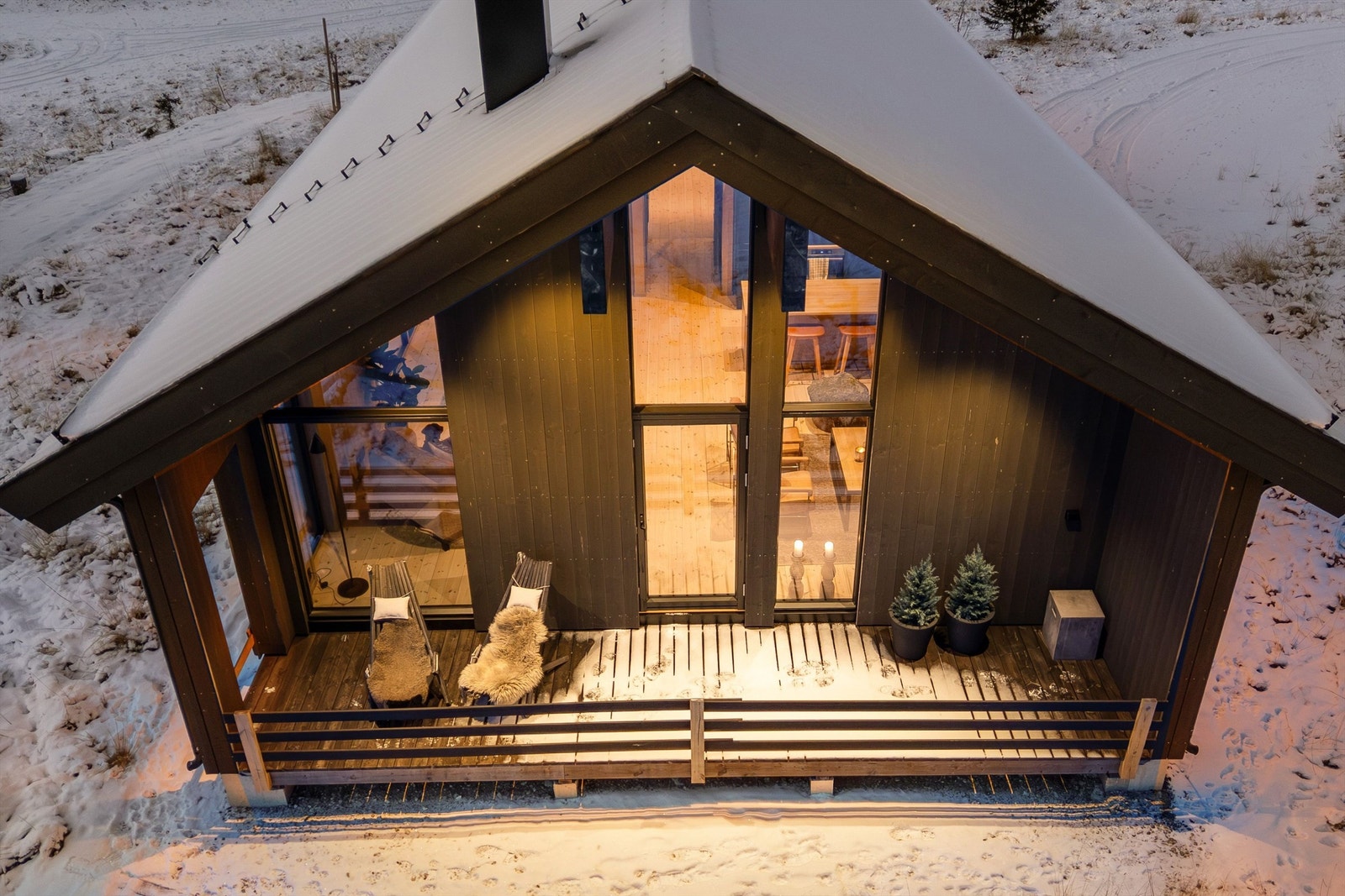 De store vindusflatene gir et flott innsyn til det varme og opplyste interiøret. Galleribilde