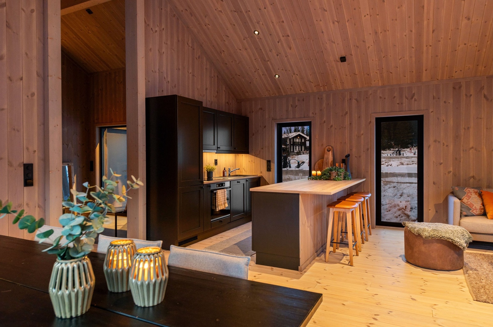 Oversikt over det sosiale allrommet fra spiseplassen. Galleribilde