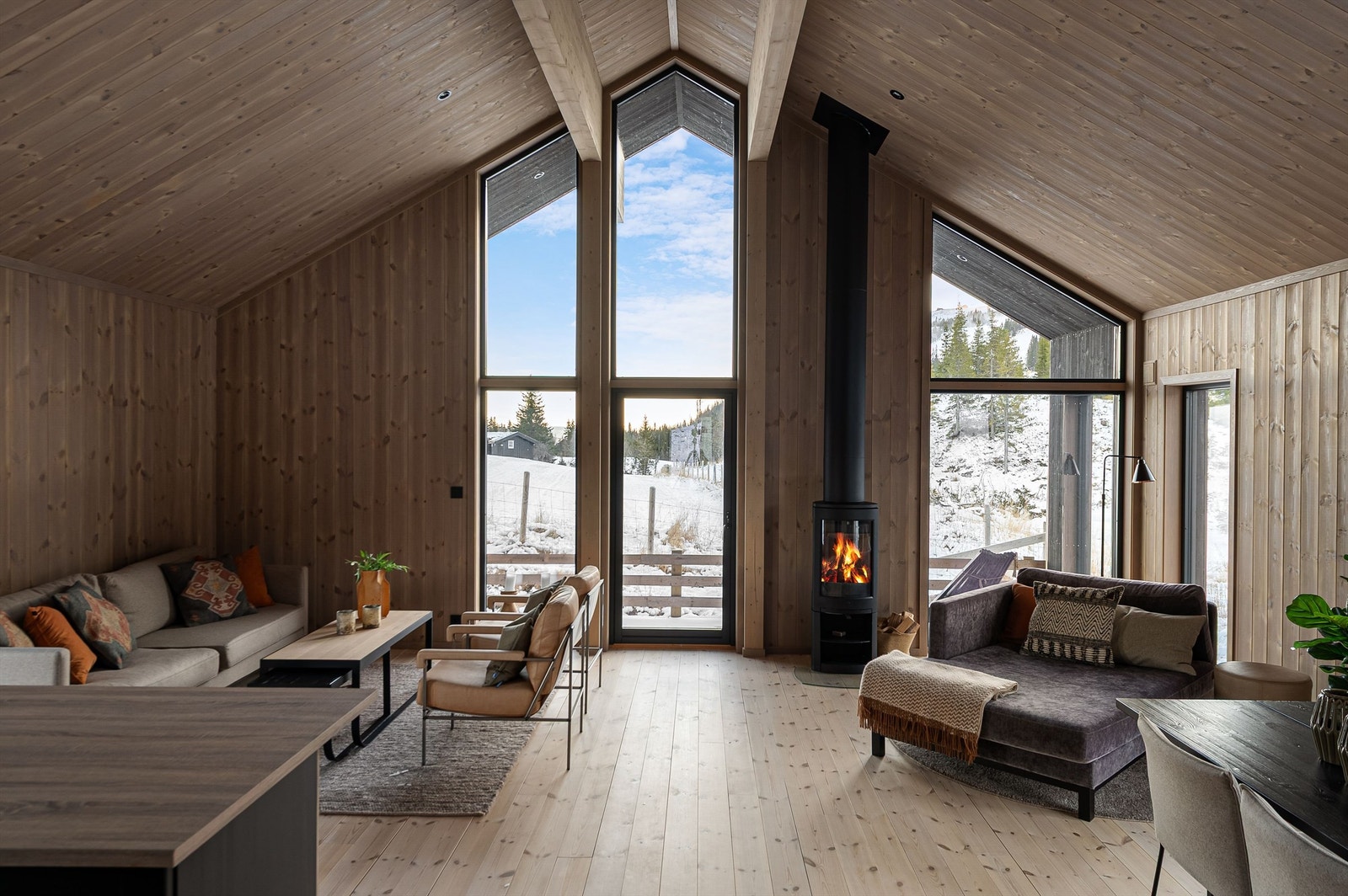 Høyden under taket og de store vinduene skaper en imponerende romfølelse. Galleribilde